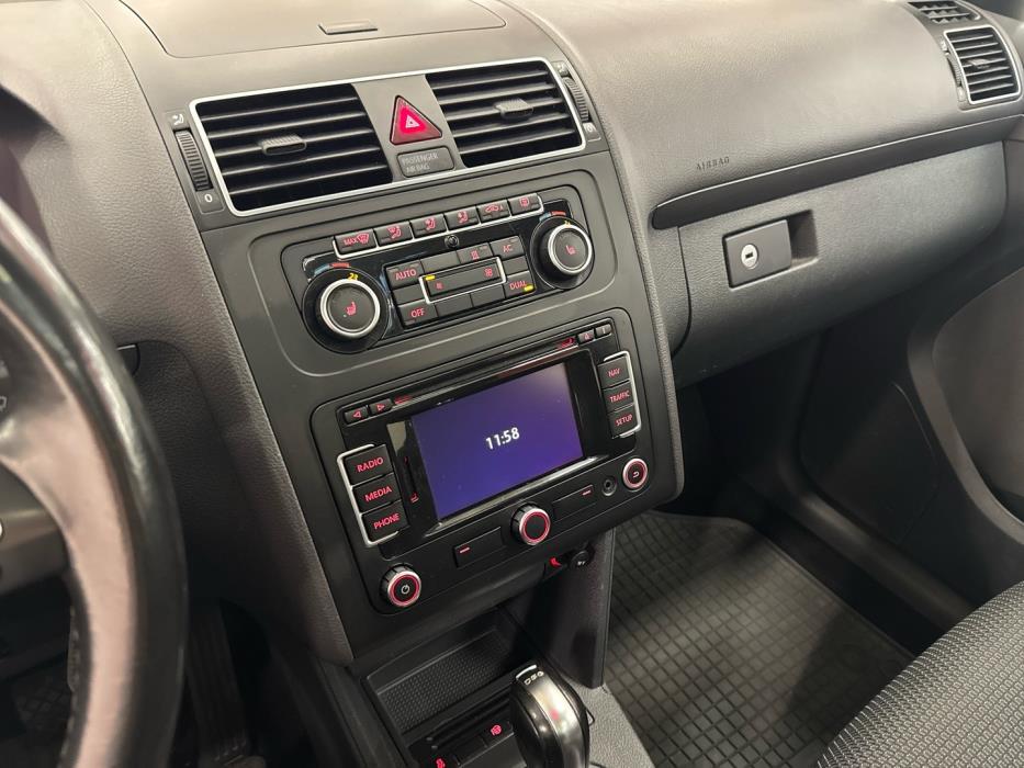 VOLKSWAGEN Touran 2011