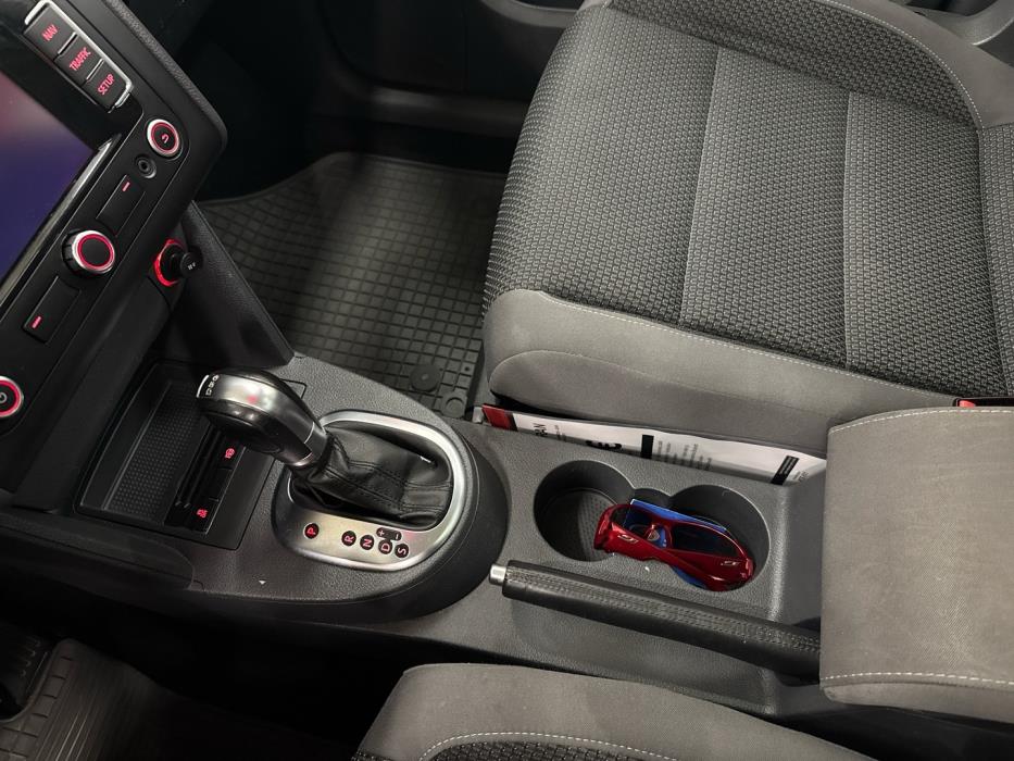 VOLKSWAGEN Touran 2011