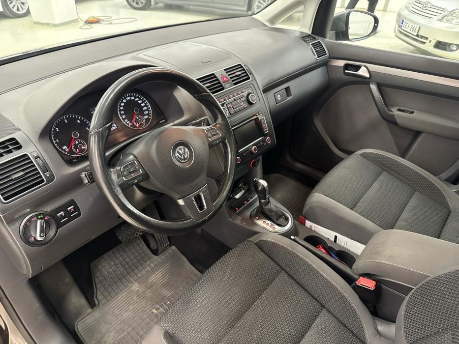 VOLKSWAGEN Touran 2011