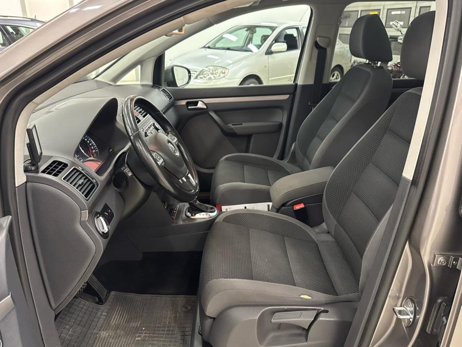 VOLKSWAGEN Touran 2011