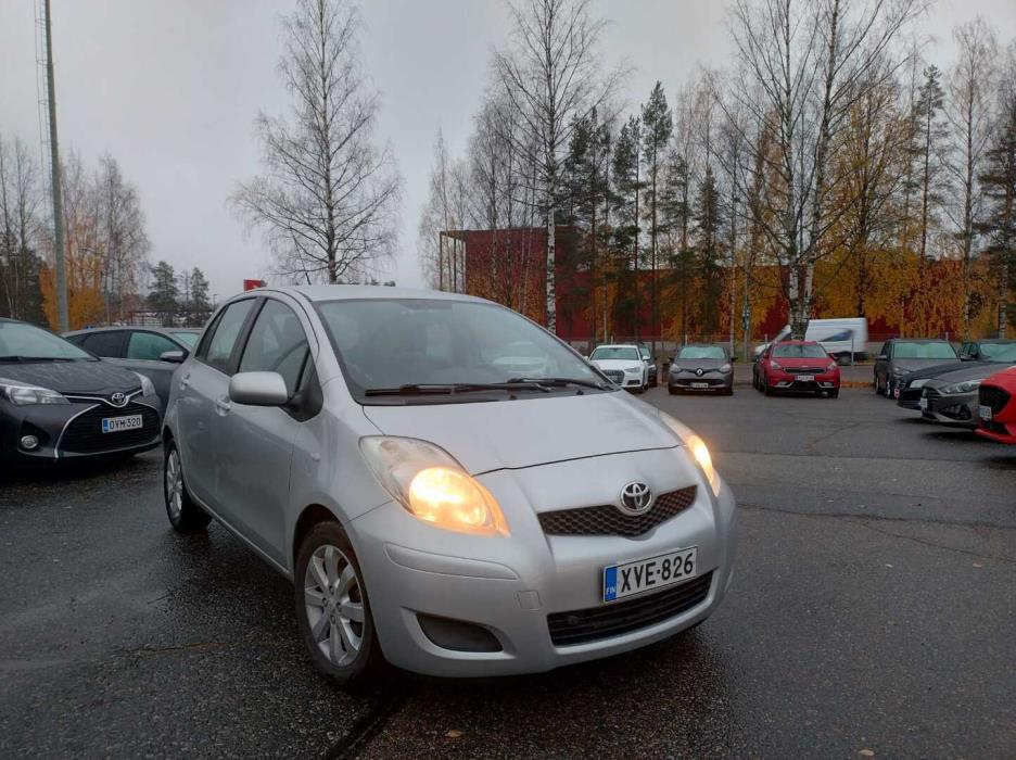 TOYOTA Yaris 2010