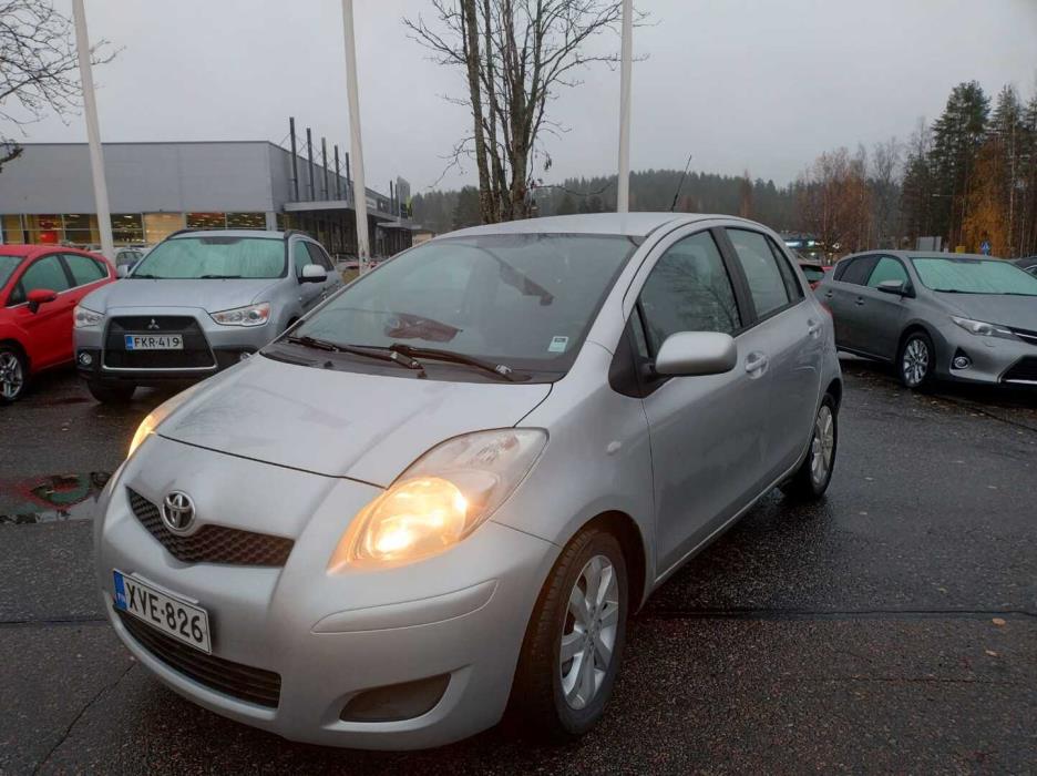 TOYOTA Yaris 2010