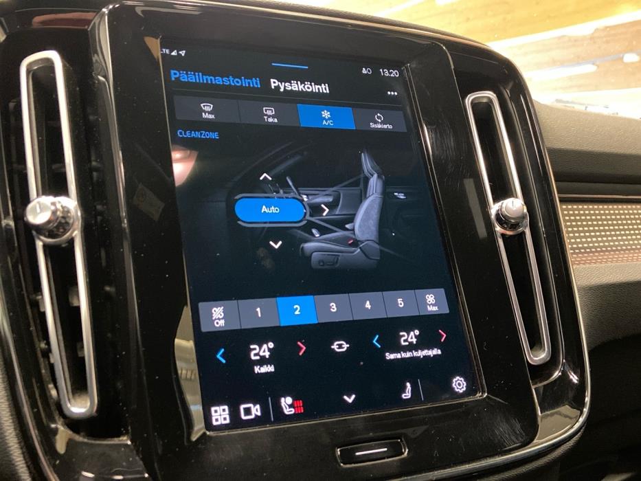 VOLVO XC40 2021