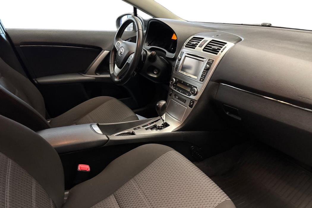 TOYOTA Avensis 2012