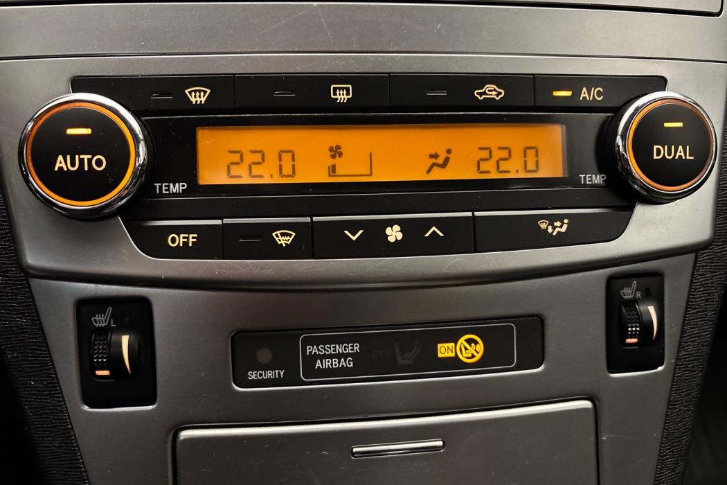 TOYOTA Avensis 2012