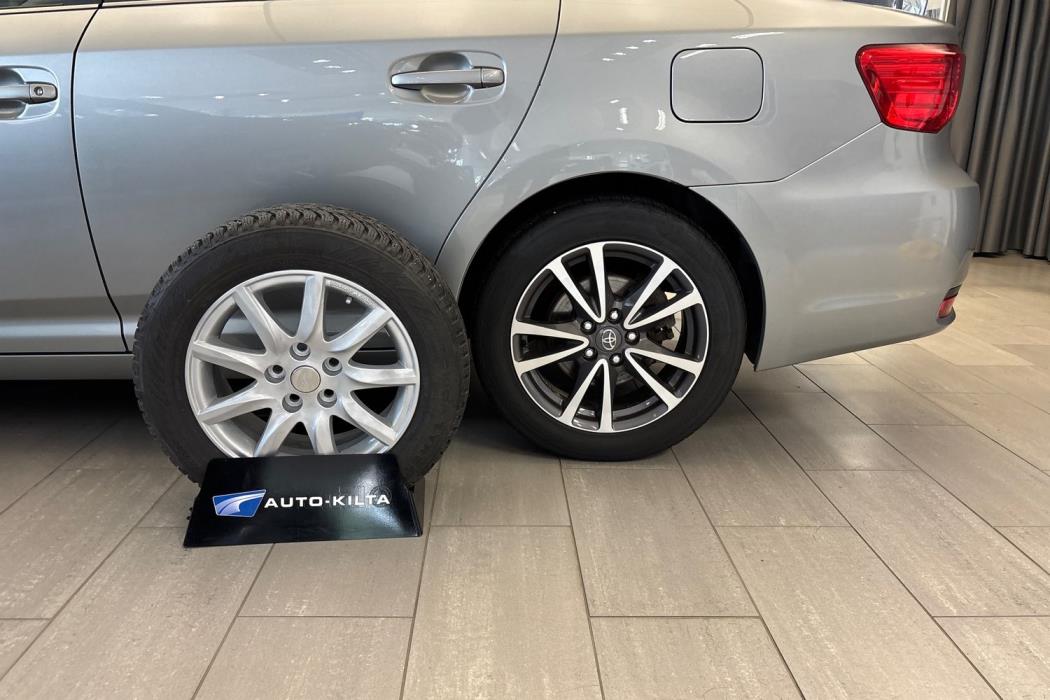 TOYOTA Avensis 2012