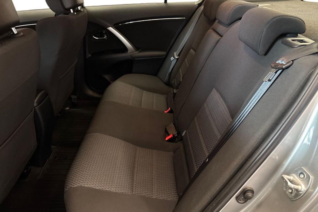 TOYOTA Avensis 2012