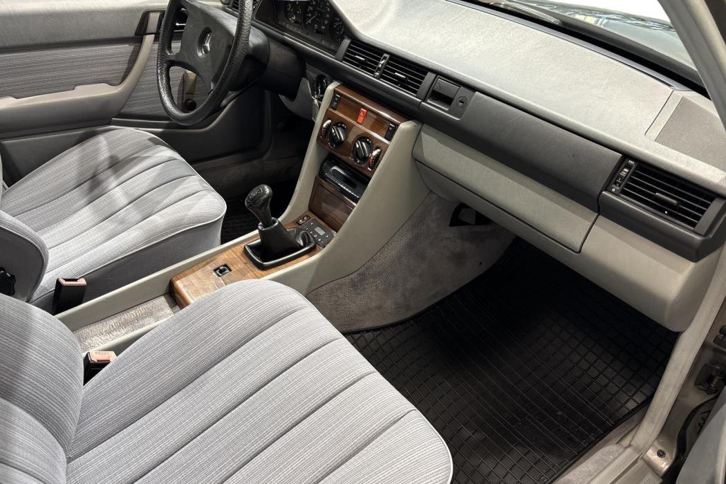 Mercedes-Benz E 1989