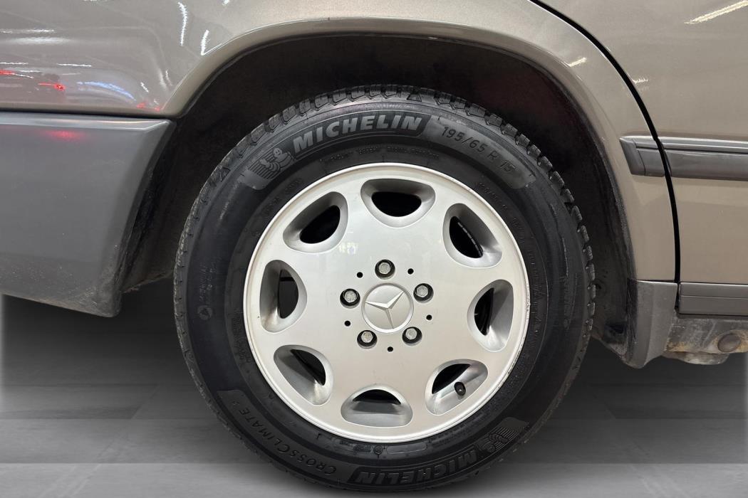 Mercedes-Benz E 1989