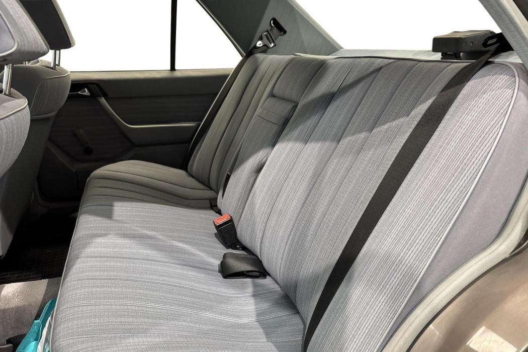 Mercedes-Benz E 1989