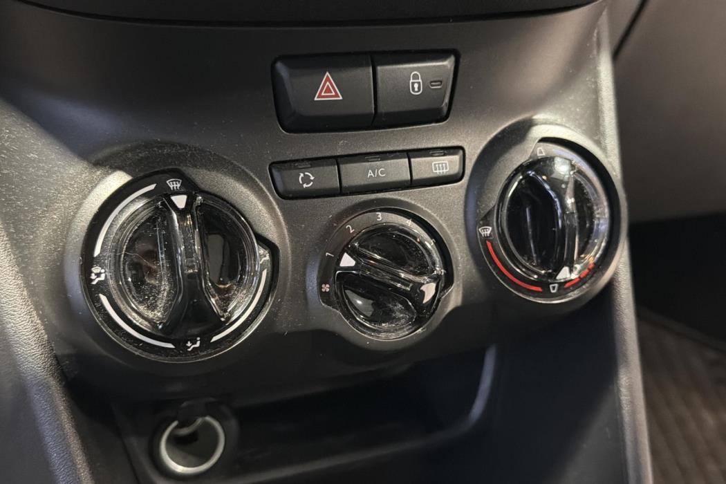 PEUGEOT 208 2013