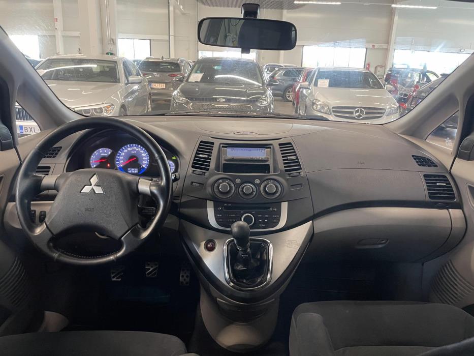 MITSUBISHI Grandis 2009