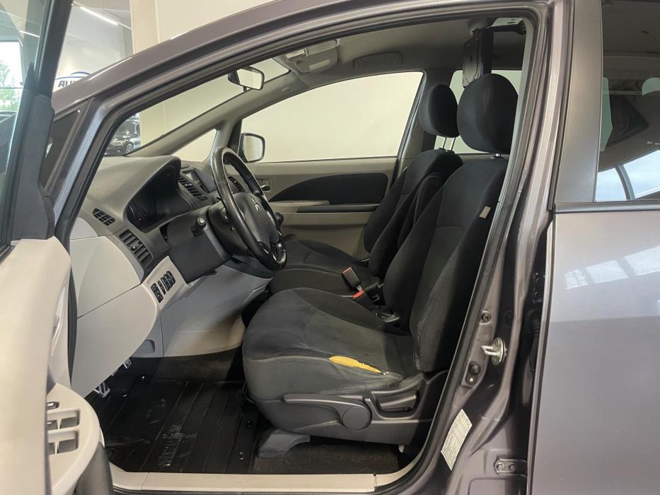 MITSUBISHI Grandis 2009