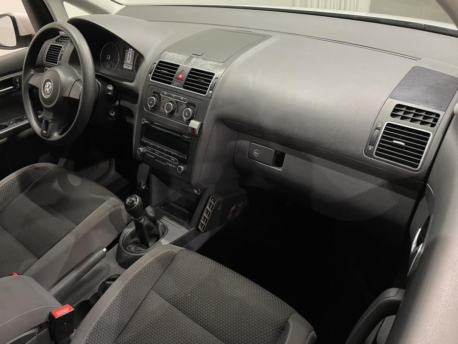 VOLKSWAGEN Touran 2012