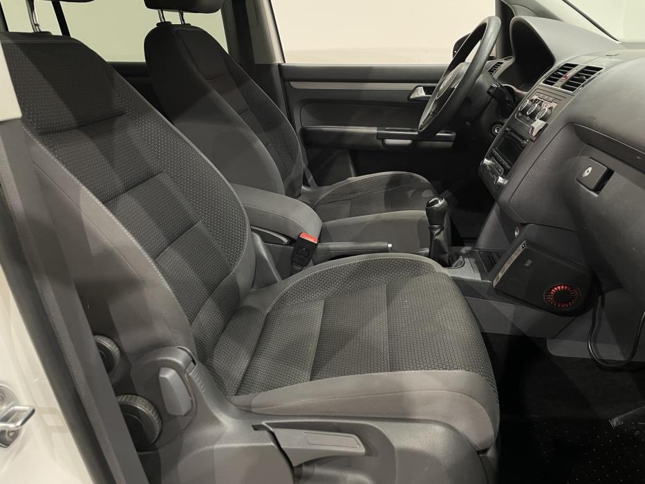 VOLKSWAGEN Touran 2012