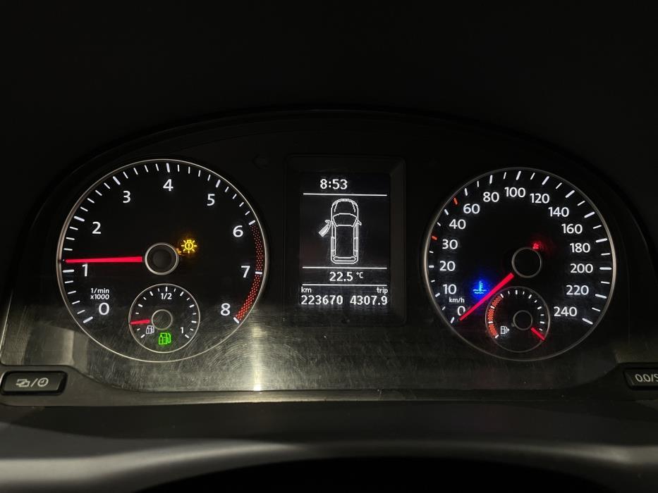 VOLKSWAGEN Touran 2012
