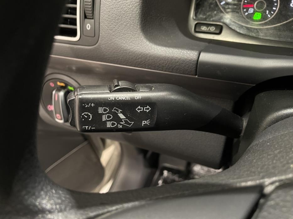 VOLKSWAGEN Touran 2012