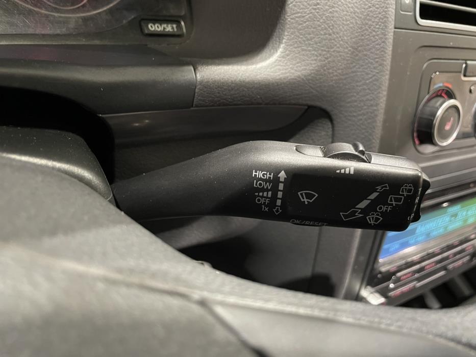 VOLKSWAGEN Touran 2012