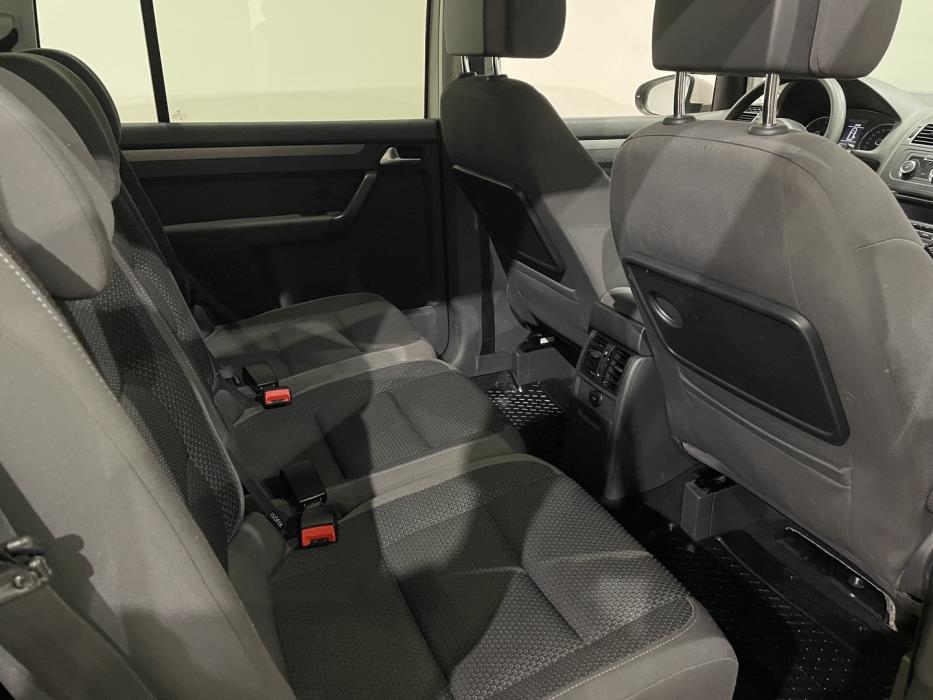 VOLKSWAGEN Touran 2012