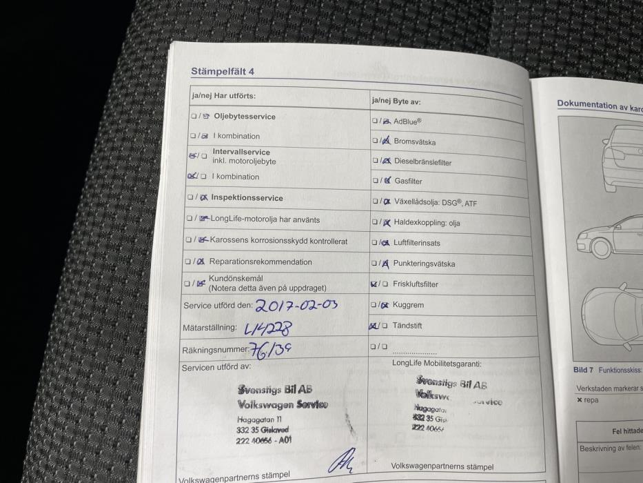 VOLKSWAGEN Touran 2012