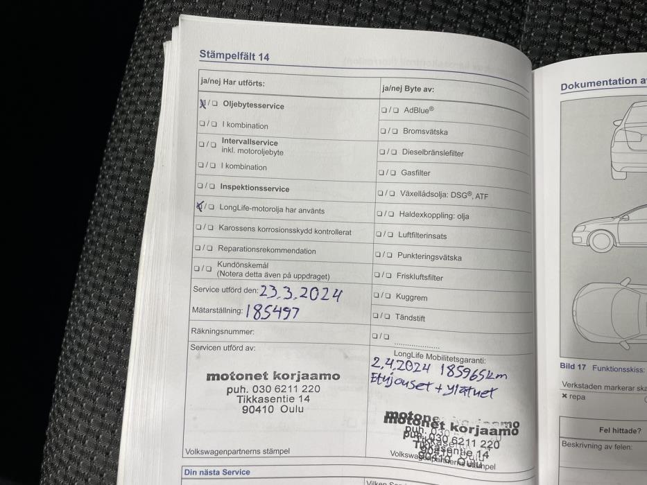 VOLKSWAGEN Touran 2012