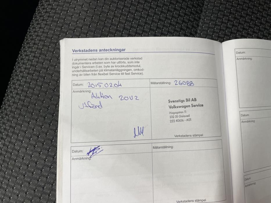 VOLKSWAGEN Touran 2012