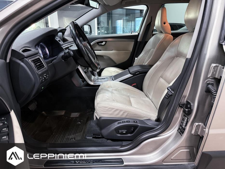 VOLVO XC70 2012