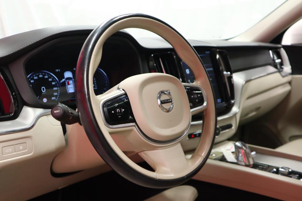 VOLVO XC60 2018