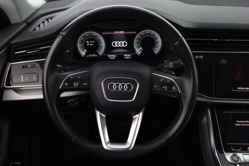 AUDI Q8 2021