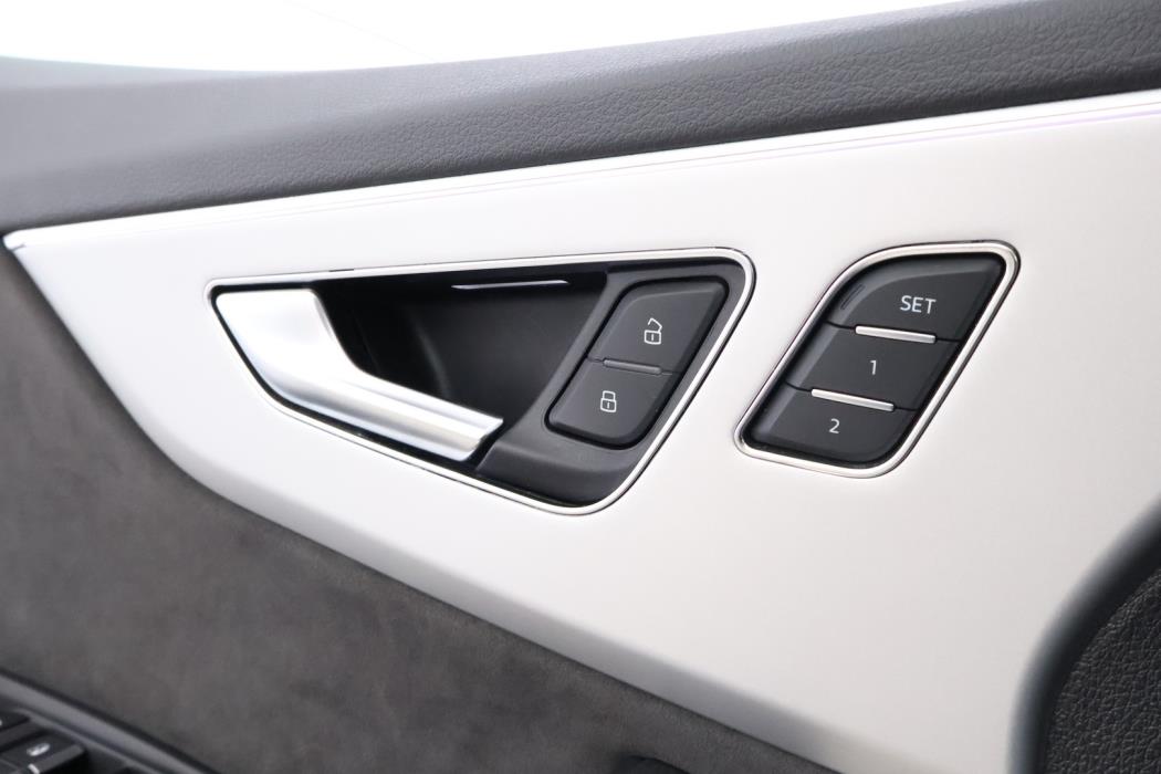 AUDI Q8 2021