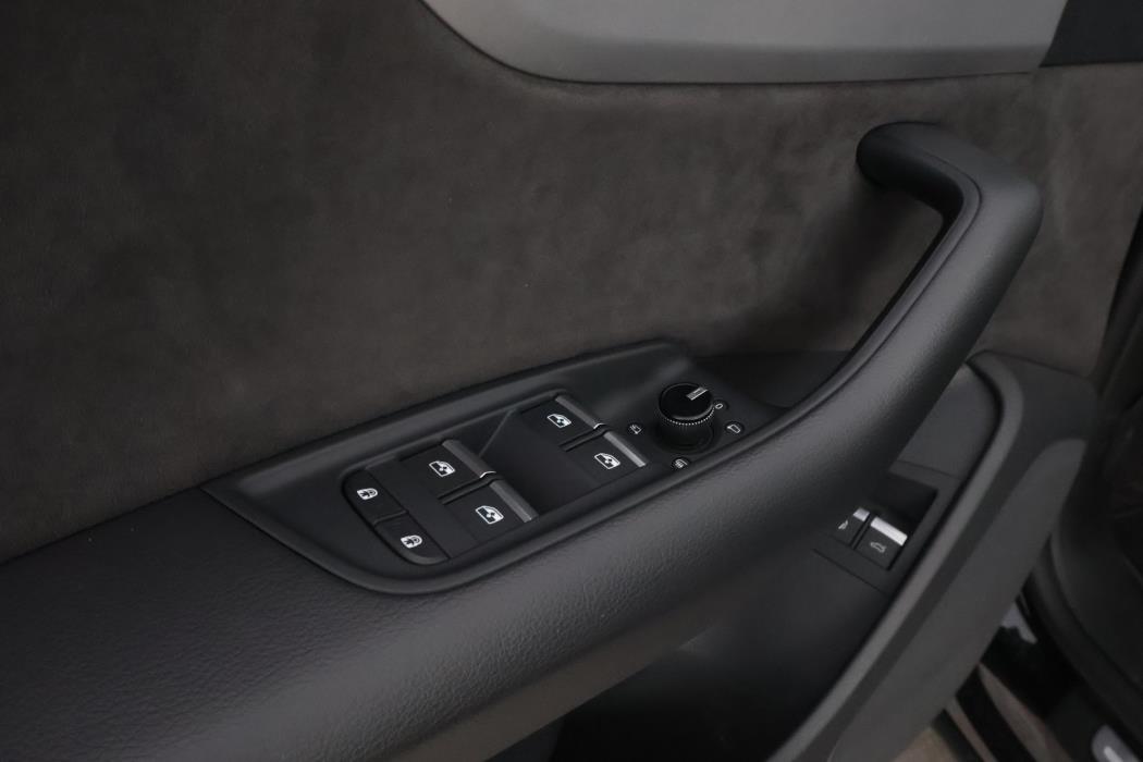 AUDI Q8 2021