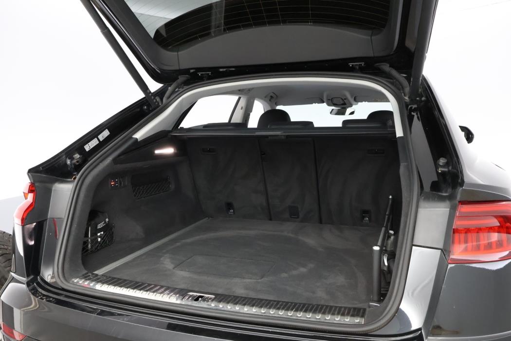 AUDI Q8 2021
