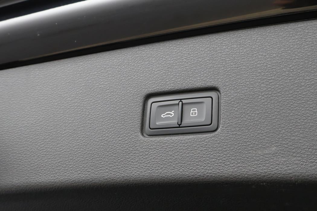 AUDI Q8 2021