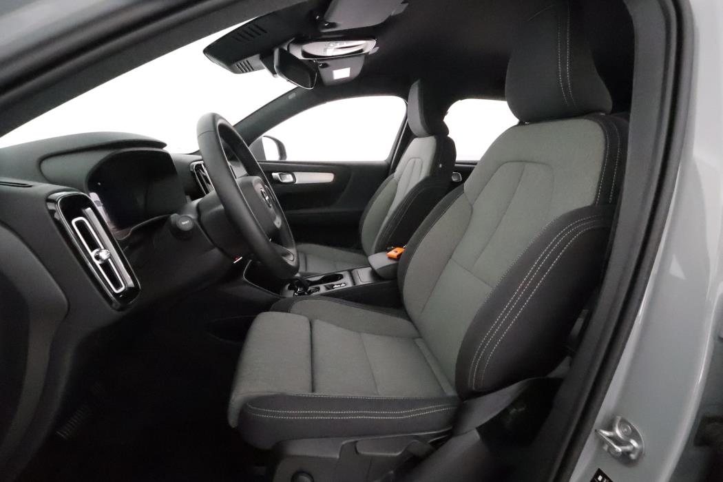 VOLVO XC40 2025