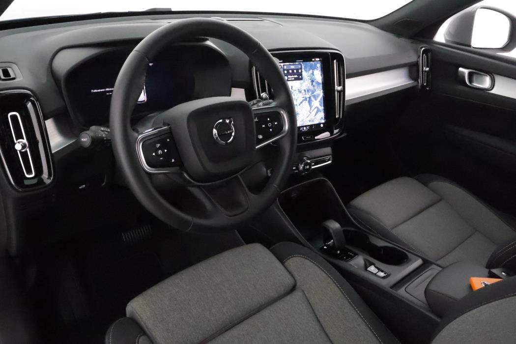 VOLVO XC40 2025