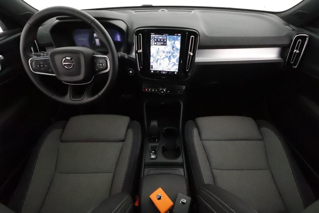 VOLVO XC40 2025