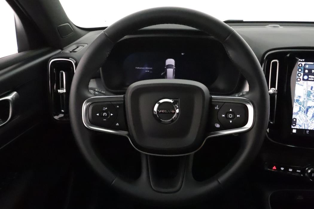 VOLVO XC40 2025