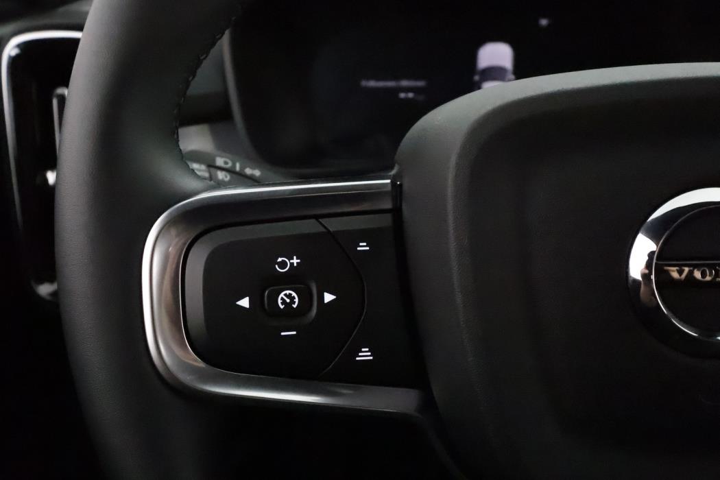 VOLVO XC40 2025