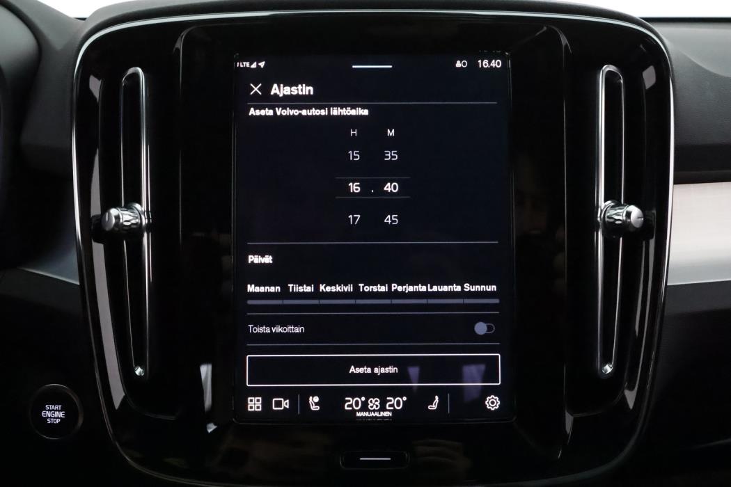 VOLVO XC40 2025