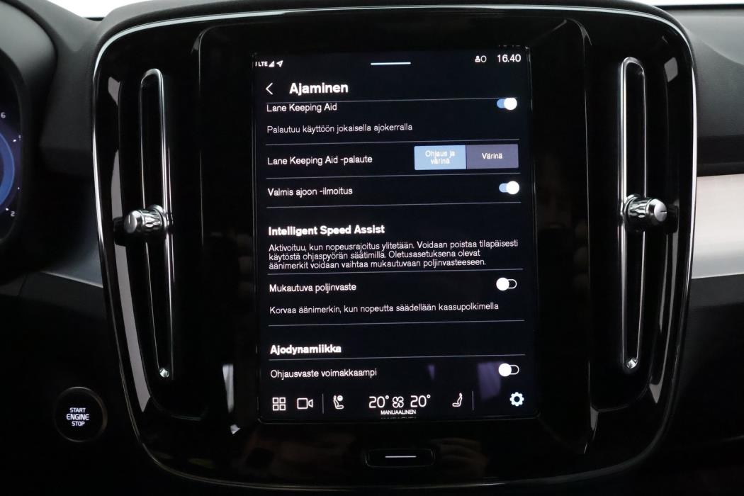 VOLVO XC40 2025
