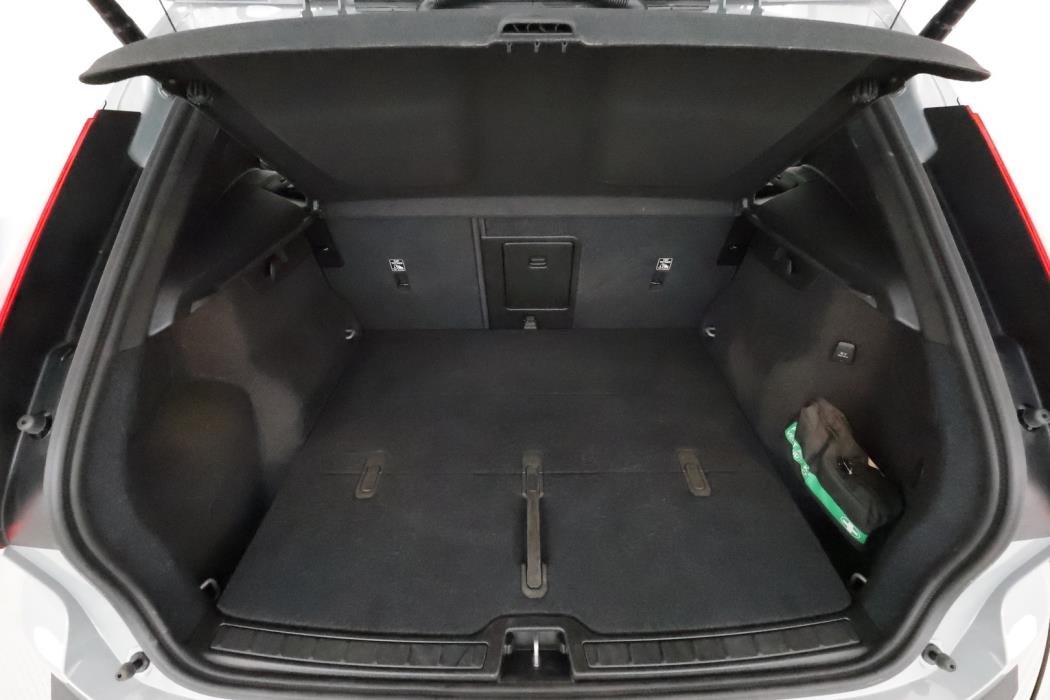 VOLVO XC40 2025