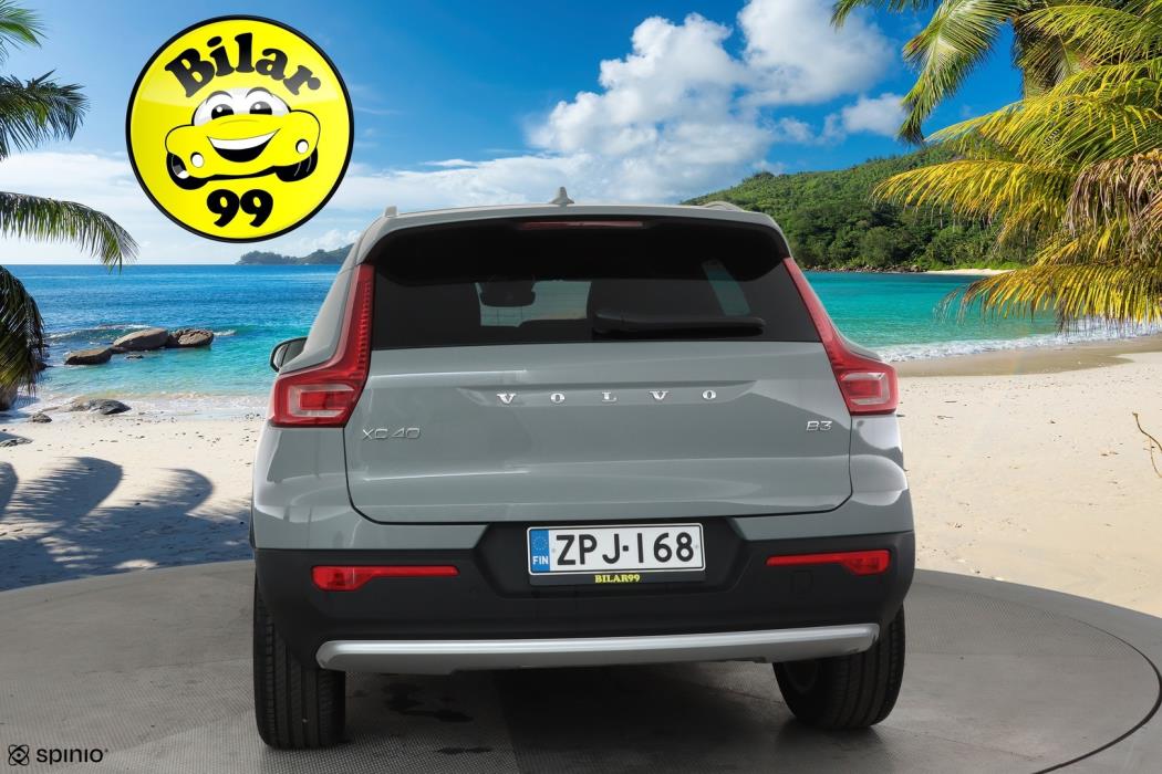 VOLVO XC40 2025