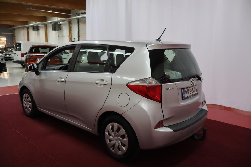 TOYOTA Verso-S 2011