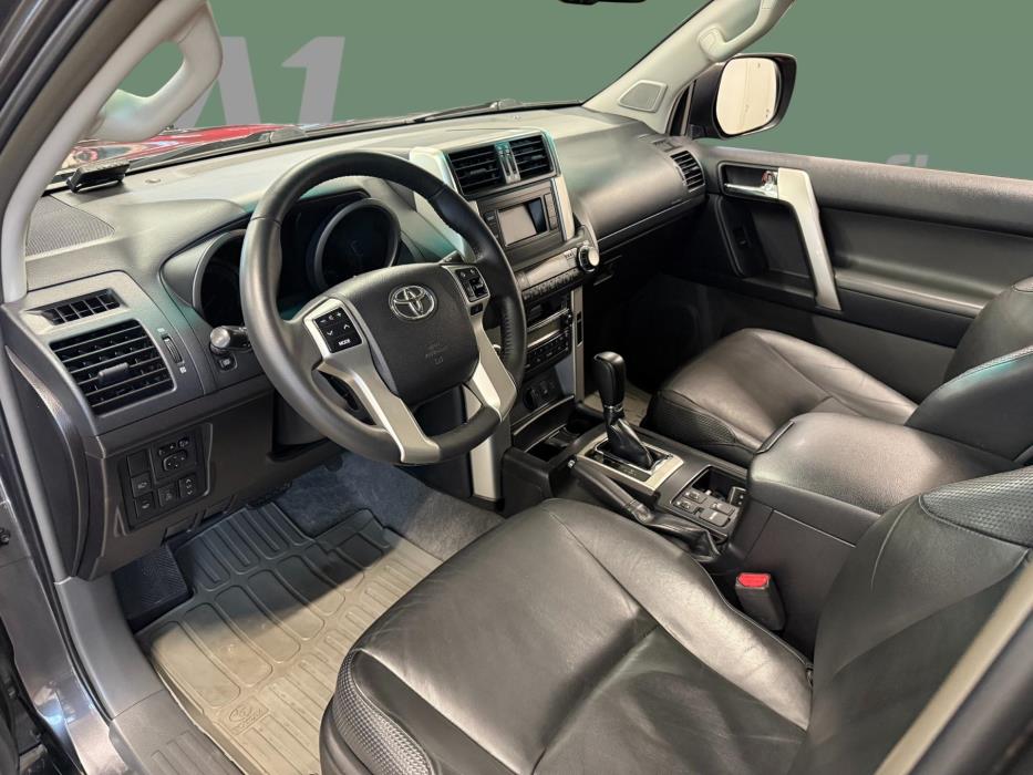 TOYOTA Land Cruiser 2012
