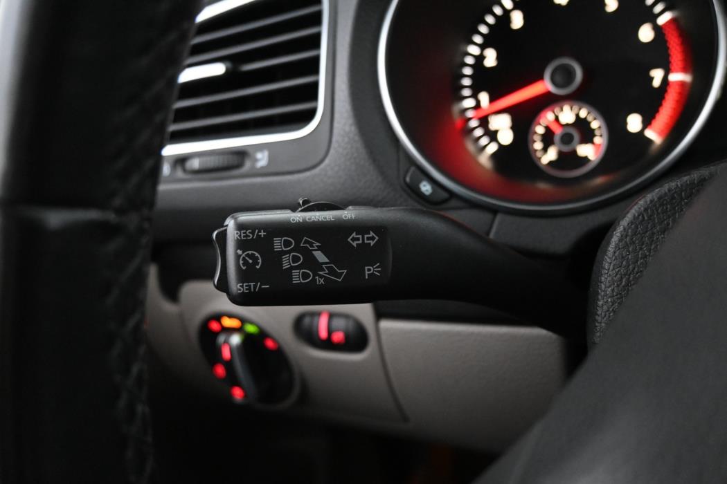 VOLKSWAGEN Golf 2012