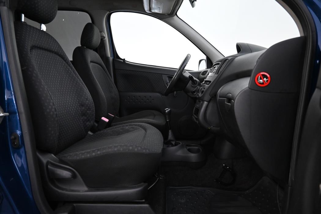 TOYOTA Yaris Verso 2005