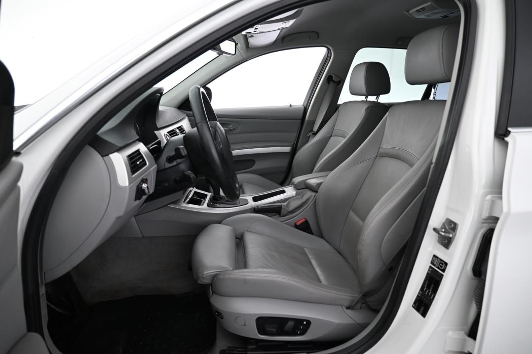 BMW 330 2011