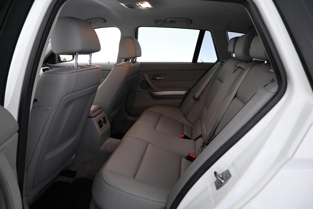 BMW 330 2011