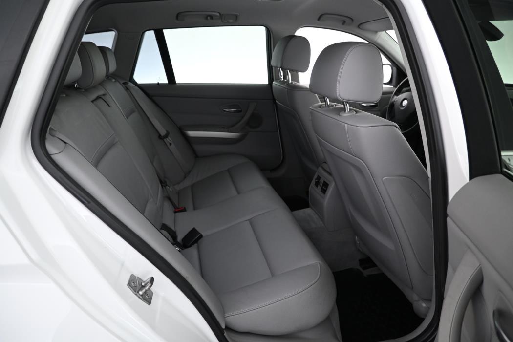 BMW 330 2011