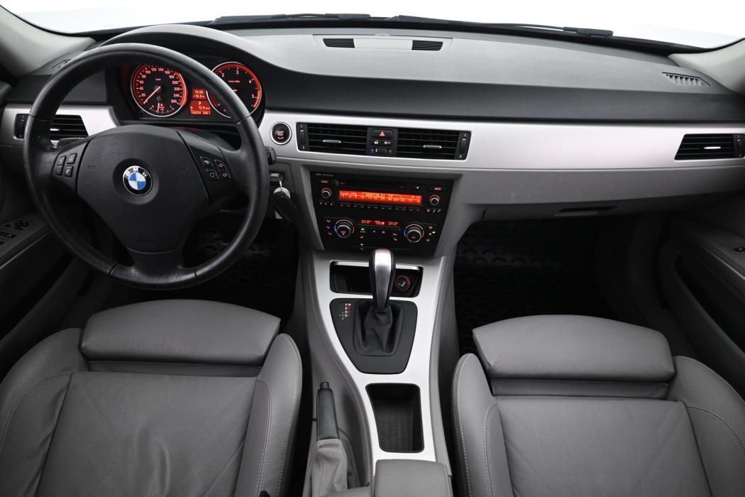BMW 330 2011